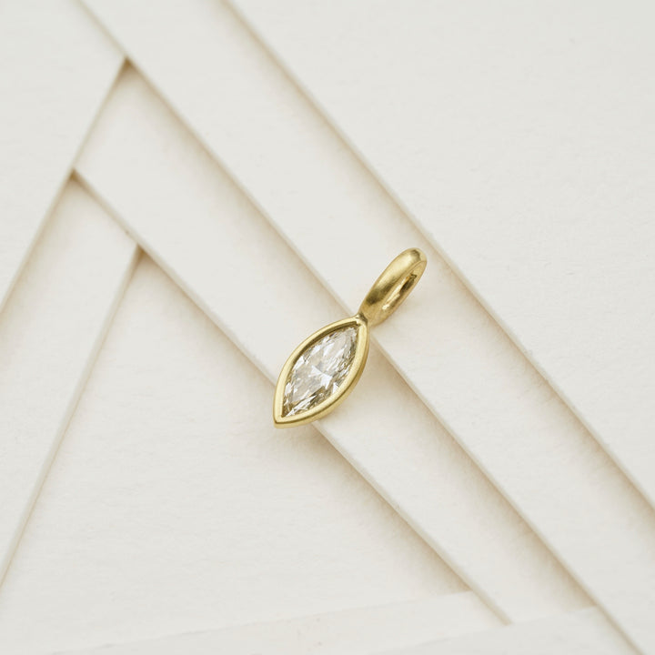 Anhänger mit Diamant Navette (mit GIA Zertifikat)