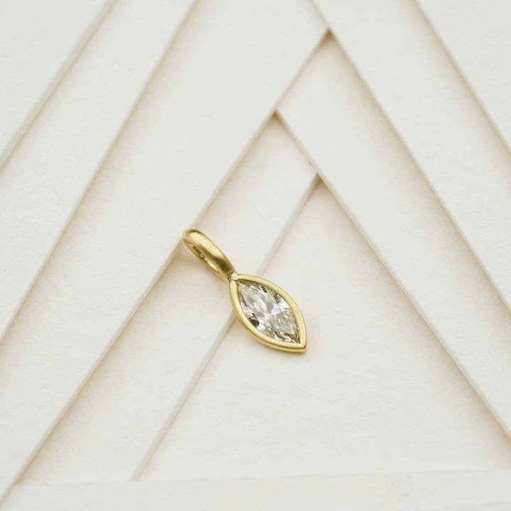 Anhänger mit Diamant Navette (mit GIA Zertifikat)