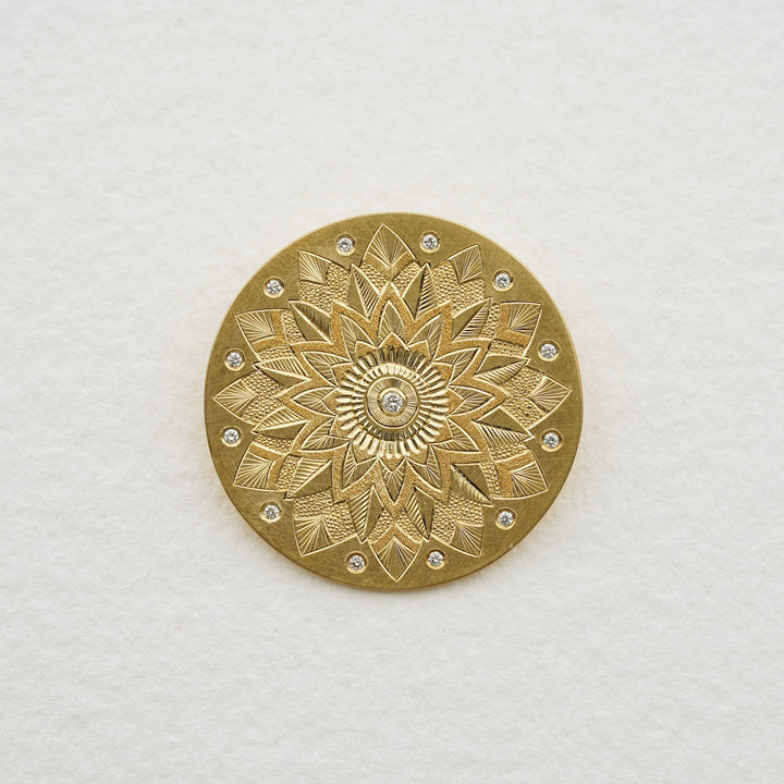 Anhänger groß Mandala Handgravur 750 Gold mit Diamanten