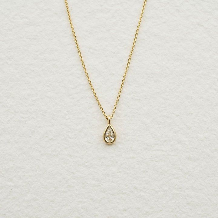 Anhänger mit Diamant-Tropfen und Kette aus Gold