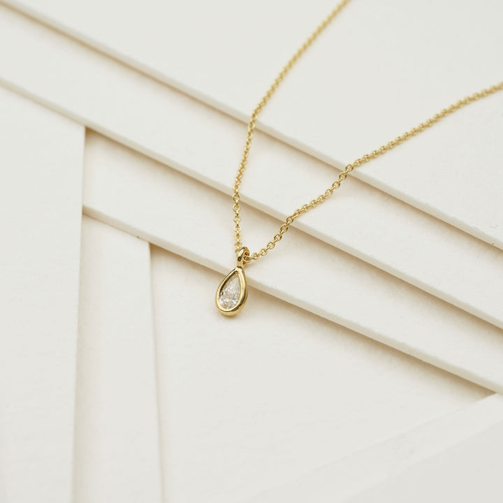 Anhänger mit Diamant-Tropfen und Kette aus Gold