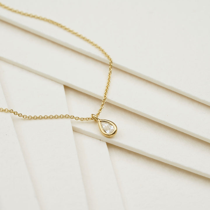 Anhänger mit Diamant-Tropfen und Kette aus Gold