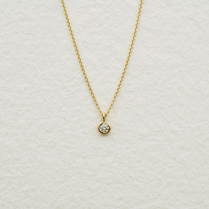 Anhänger mit Diamant und Kette aus Gold