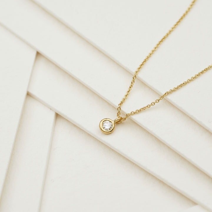 Anhänger mit Diamant und Kette aus Gold