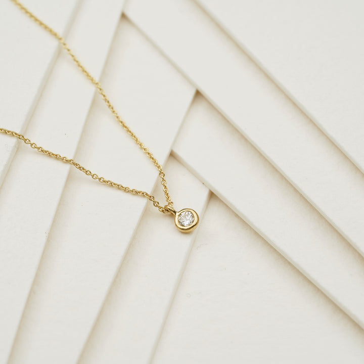 Anhänger mit Diamant und Kette aus Gold