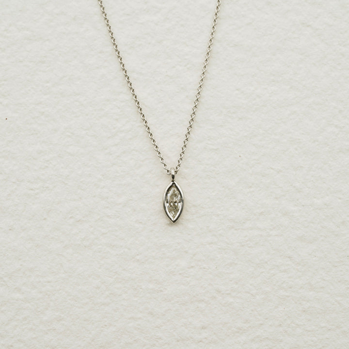 Anhänger mit Diamant-Navette und Kette aus Platin und Gold