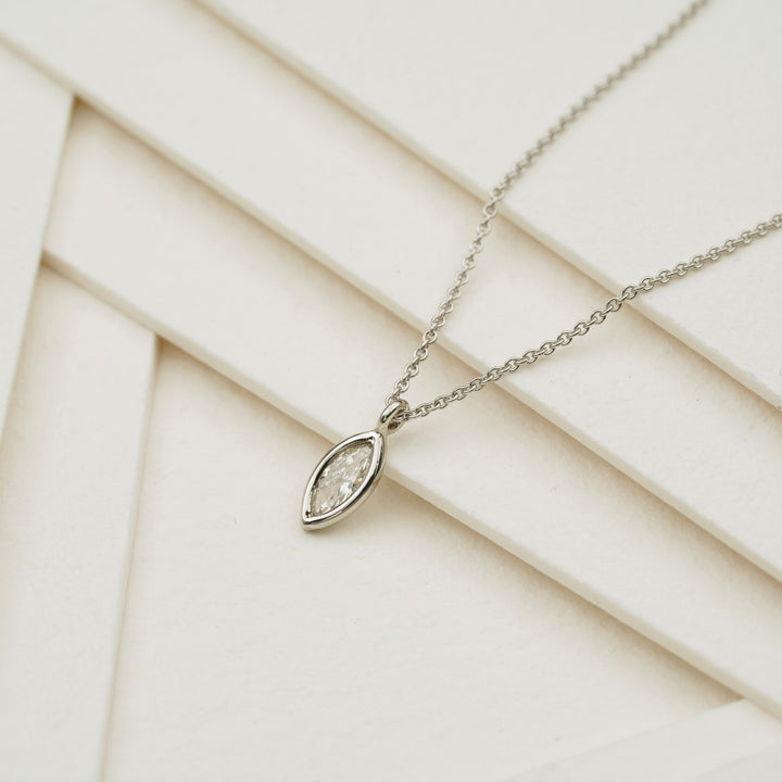 Anhänger mit Diamant-Navette und Kette aus Platin und Gold