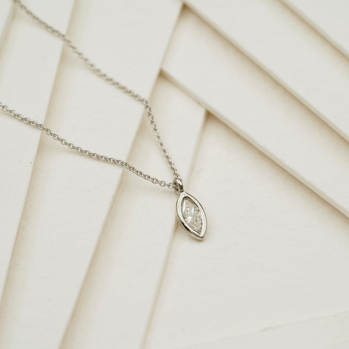 Anhänger mit Diamant-Navette und Kette aus Platin und Gold