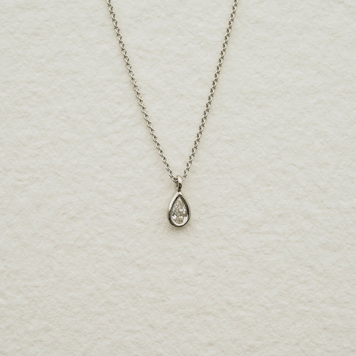 Anhänger mit Diamant-Tropfen und Kette aus Platin und Gold