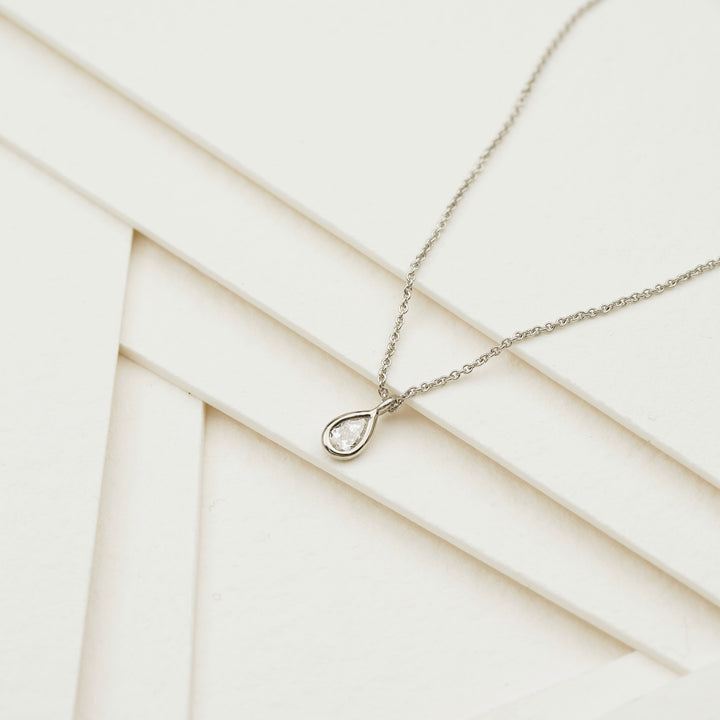 Anhänger mit Diamant-Tropfen und Kette aus Platin und Gold
