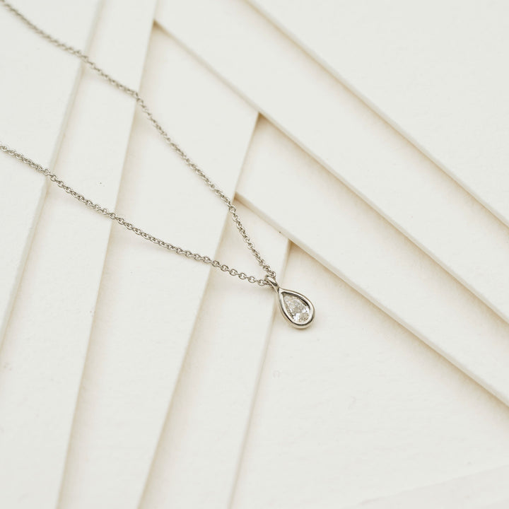 Anhänger mit Diamant-Tropfen und Kette aus Platin und Gold