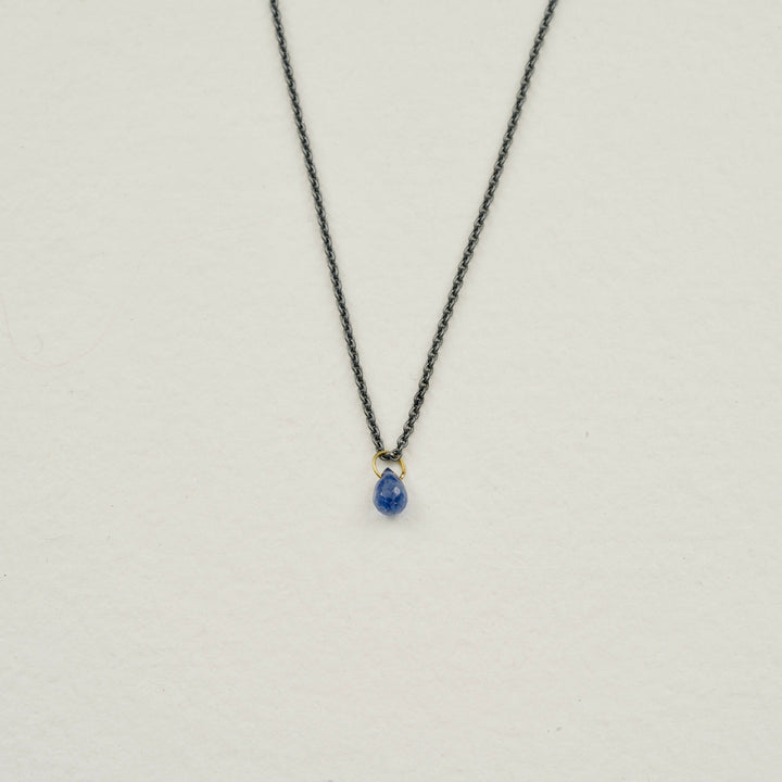 Blauer Saphir Anhänger mit geschwärzter Silberkette