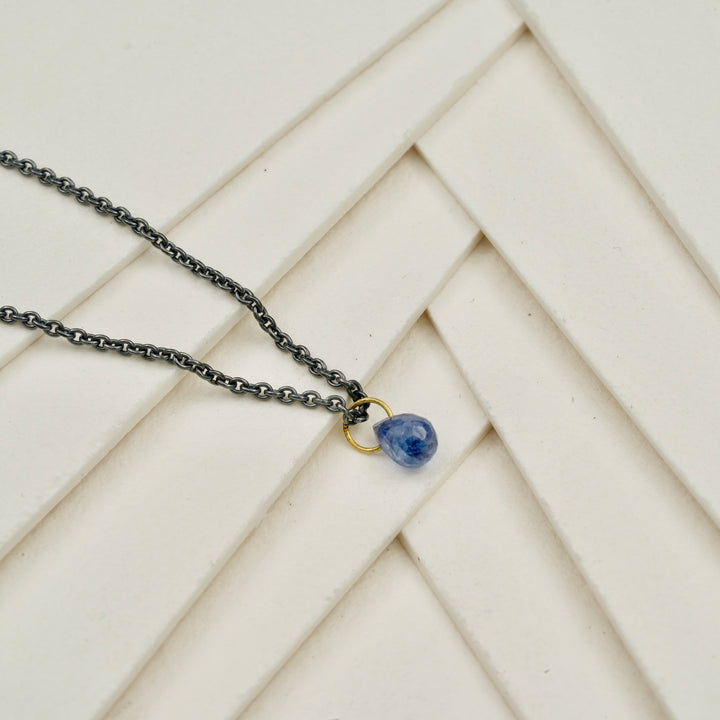 Blauer Saphir Anhänger mit geschwärzter Silberkette