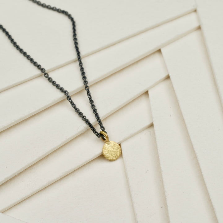 Anhänger 750 Gold mit geschwärzter Silberkette