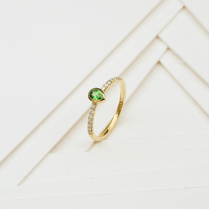Ring aus 750 Gold mit Tsavorit und Diamanten