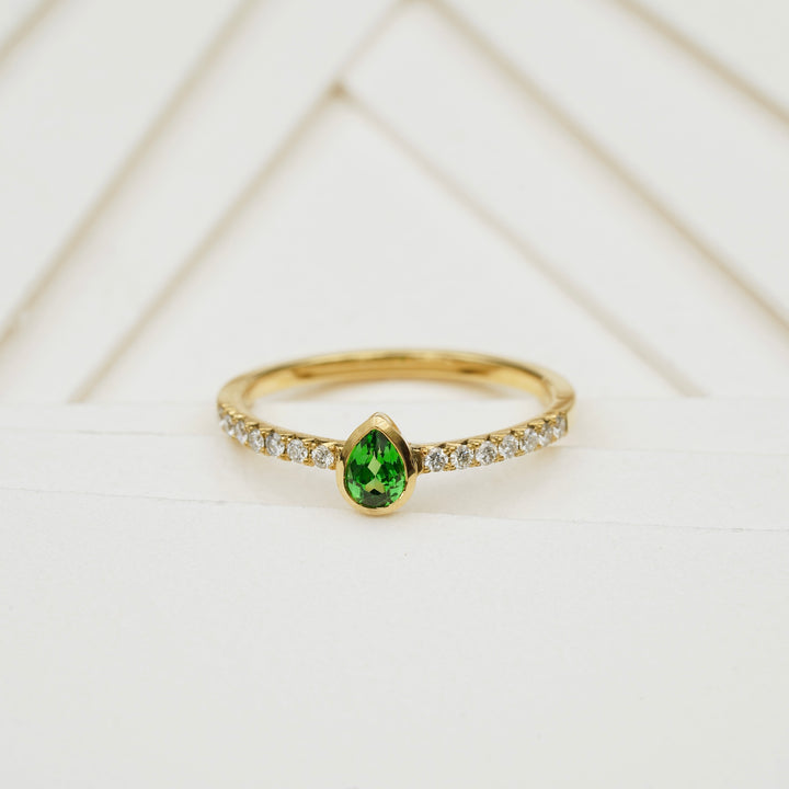Ring aus 750 Gold mit Tsavorit und Diamanten