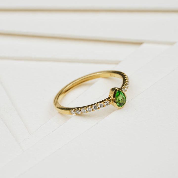 Ring aus 750 Gold mit Tsavorit und Diamanten
