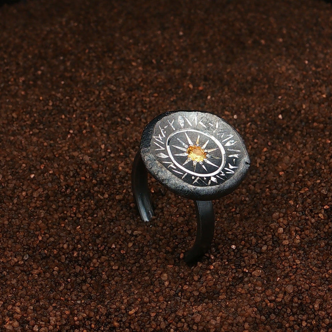 Großer Fantasy Ring mit gelben Saphir und handgravierten Verzierungen