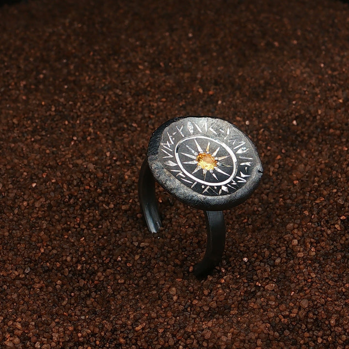 Großer Fantasy Ring mit gelben Saphir und handgravierten Verzierungen