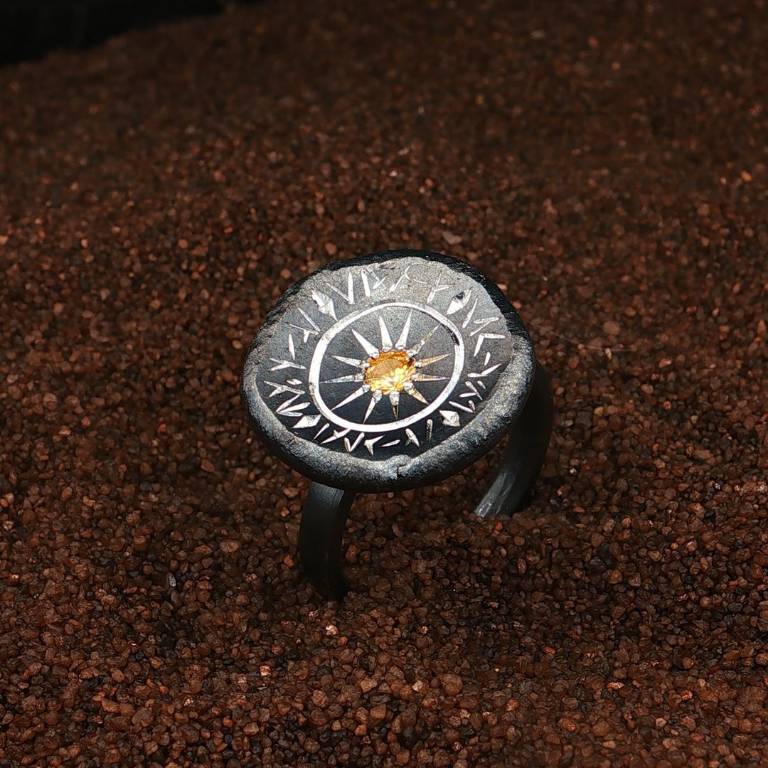 Großer Fantasy Ring mit gelben Saphir und handgravierten Verzierungen