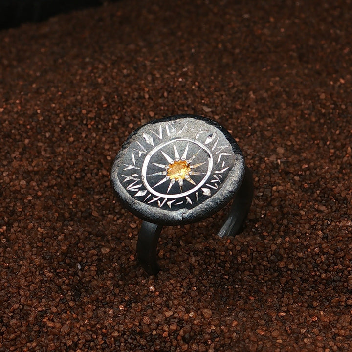 Großer Fantasy Ring mit gelben Saphir und handgravierten Verzierungen