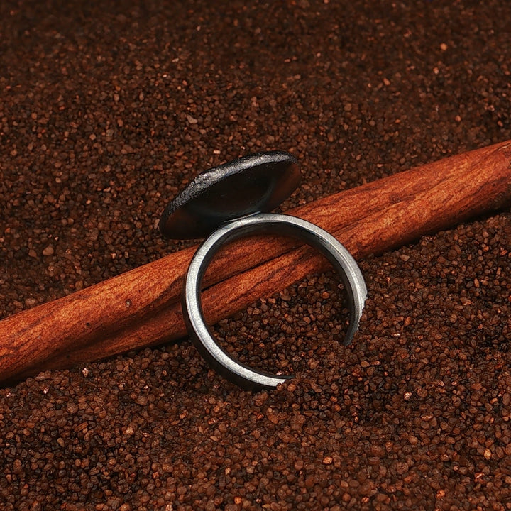 Großer Fantasy Ring mit gelben Saphir und handgravierten Verzierungen
