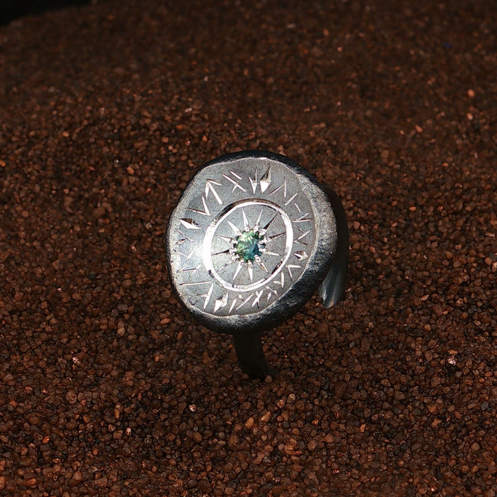 Großer Fantasy Ring mit grünen Saphir und handgravierten Verzierungen