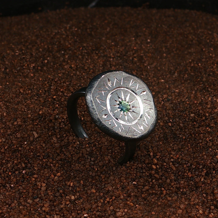 Großer Fantasy Ring mit grünen Saphir und handgravierten Verzierungen
