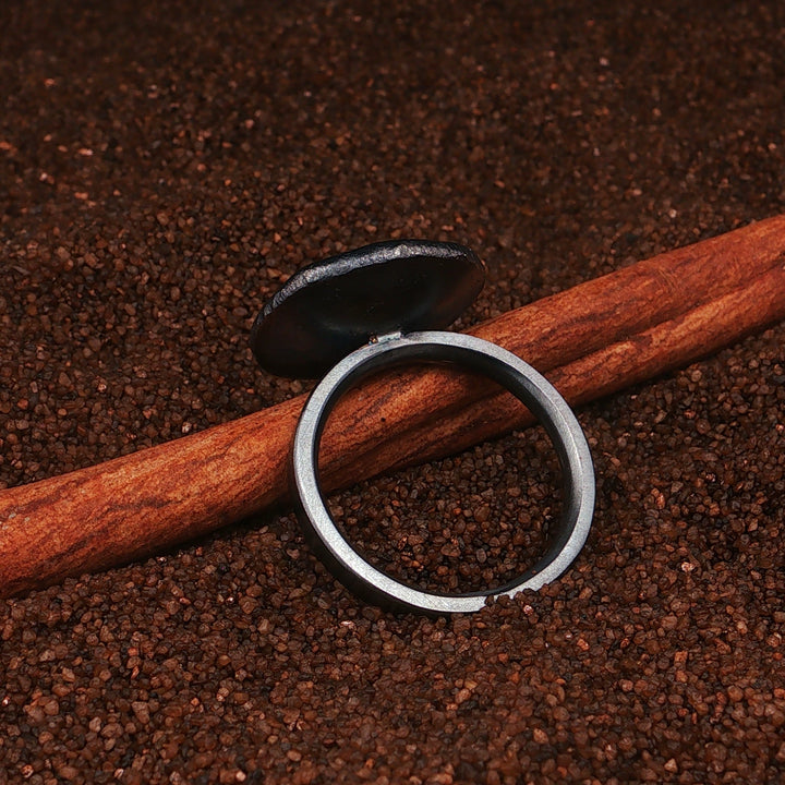 Großer Fantasy Ring mit grünen Saphir und handgravierten Verzierungen