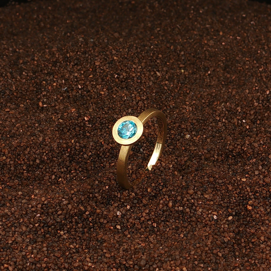 Ring aus 750 Gold mit blauen Zirkon
