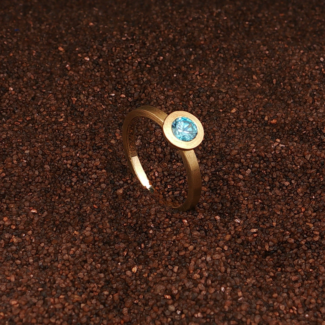 Ring aus 750 Gold mit blauen Zirkon