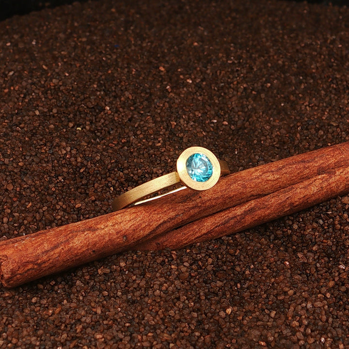 Ring aus 750 Gold mit blauen Zirkon
